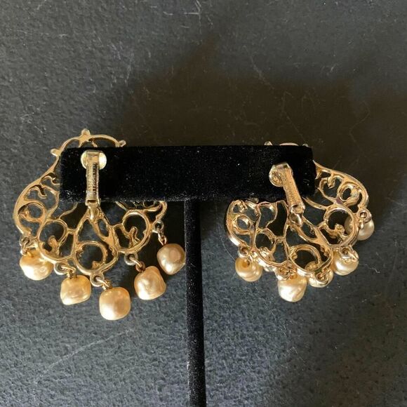 Sarah Coventry 1960 'Venetian Lace' Pearl earrings, in Gold, Stamped, DISCOUNTED - Picture 3 of 5